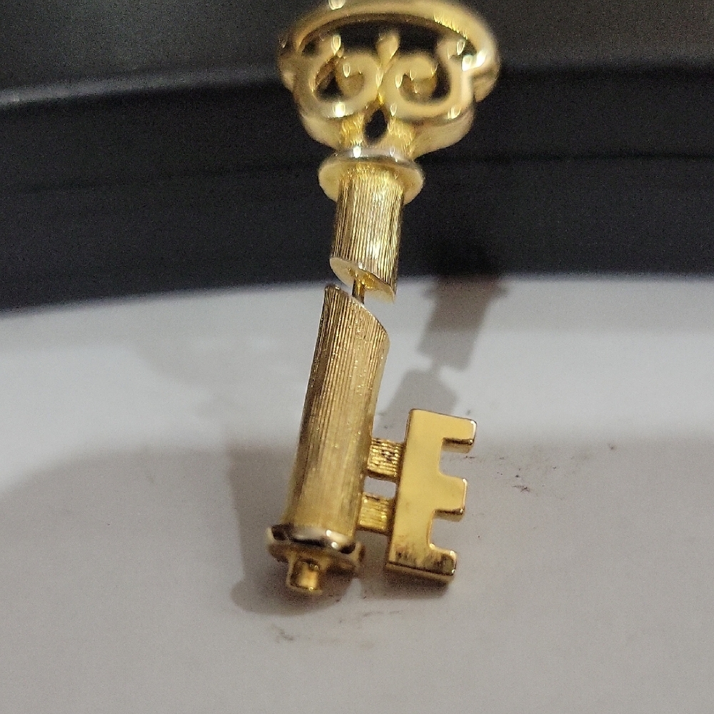 Elegant Gold Key Pendant